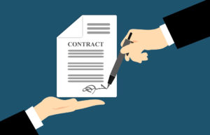 Una mano che regge un contratto sul palmo e un'altra mano che lo firma con la penna, a dimostrazione che non basta sapere come si scrive un preventivo perché questo si sostituisca al contratto