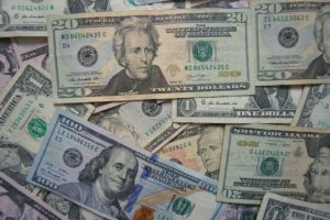 Banconote di taglio diverso di dollari a indicare grosse operazioni finanziarie nella private equity
